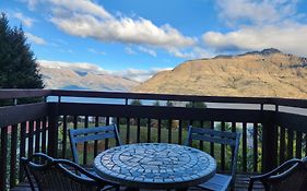 Devine Hideaway - Family Rustic Kiwi Bach - Beautiful Lake Views
